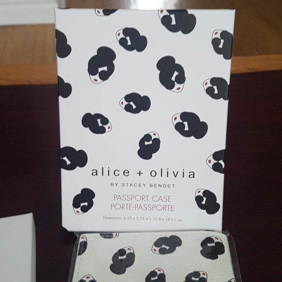 NEW Alice and Olivia Passport Case - Picture 7 of 8